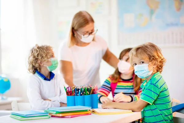 Sınıfta Öğretmen Corona Virüsü Grip Salgını Sırasında Maskeli Okul Çocuğu — Stok fotoğraf