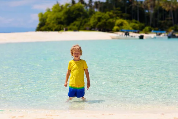 孩子们在热带海滩玩耍 孩子们在暑假时在海上游泳和玩耍 沙子和水的乐趣 防晒幼儿 小男孩和小女孩在海滨跑来跑去 — 图库照片