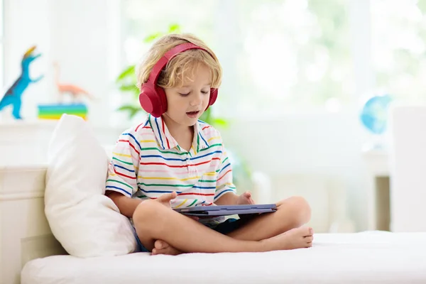 Niño Con Tableta Los Niños Estudian Línea Dispositivo Electrónico Para — Foto de Stock