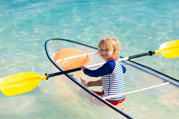 Kinderen Kajakken Oceaan Kinderen Kajak Tropische Zee Actieve Vakantie Met — Stockfoto