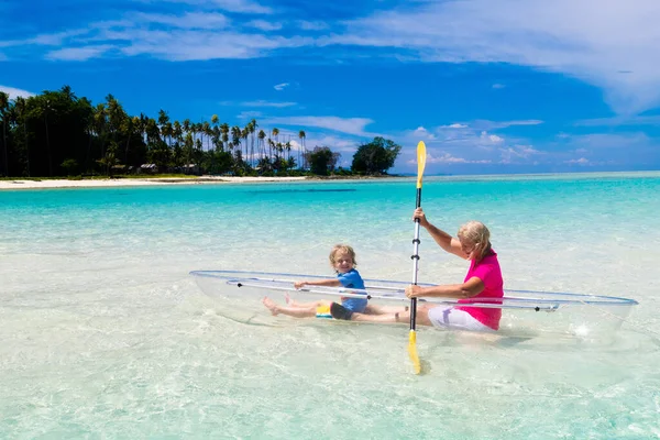 Kinderen Kajakken Oceaan Kinderen Kajak Tropische Zee Actieve Vakantie Met — Stockfoto
