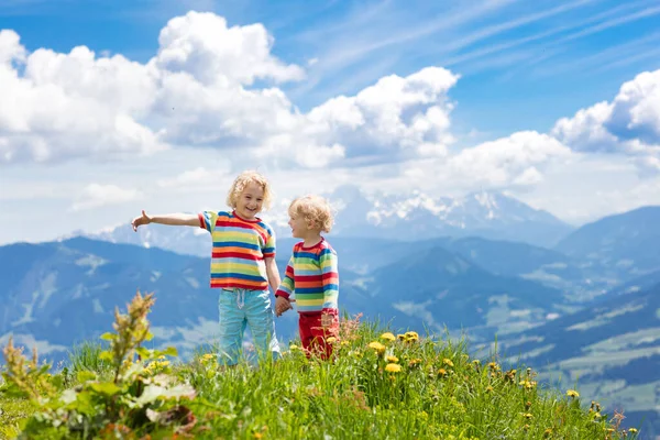 Kinderwandelen Alpen Kinderen Kijken Naar Besneeuwde Bergen Oostenrijk Voorjaarsvakantie Kleine — Stockfoto