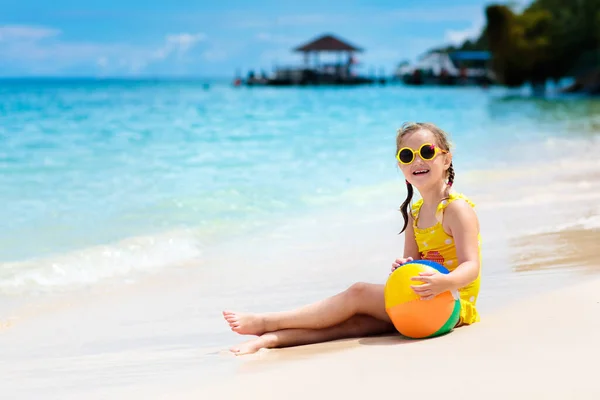 Barn Leker Boll Tropiska Stranden Liten Flicka Vid Stranden Familjesemester — Stockfoto