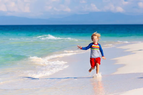 Děti Hrají Tropické Pláži Děti Plavou Hrají Moři Letní Rodinné — Stock fotografie