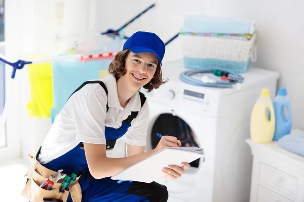 Serviço Reparação Máquina Lavar Jovem Técnico Uniforme Azul Examinando Reparando — Fotografia de Stock