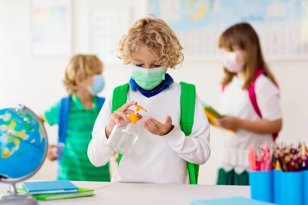 Kinderen Met Gezichtsmasker Klas Met Handreiniger Ontsmetten School Studenten Kind — Stockfoto