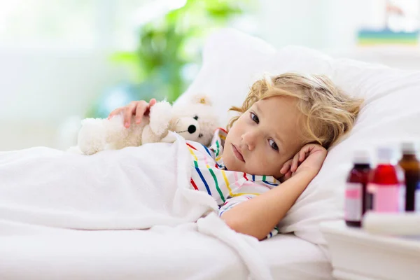 Kranker Kleiner Junge Mit Asthma Medizin Krankes Kind Liegt Bett — Stockfoto