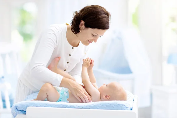 Mamma Bambino Pannolino Sul Fasciatoio Mamma Sta Cambiando Pannolino Bambino — Foto Stock