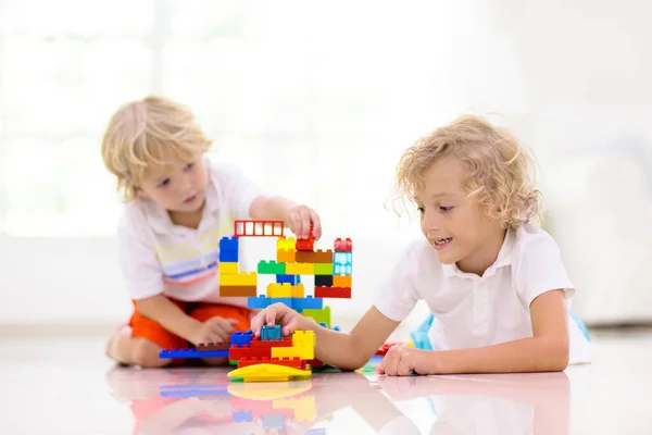 Barn Leker Med Färgglada Leksaksblock Barn Leker Med Plasttegelstenar Liten — Stockfoto