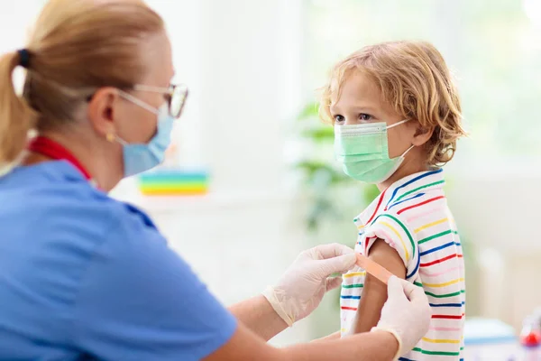 Kind Kliniek Covid Vaccinatie Kind Met Verband Zijn Arm Het — Stockfoto