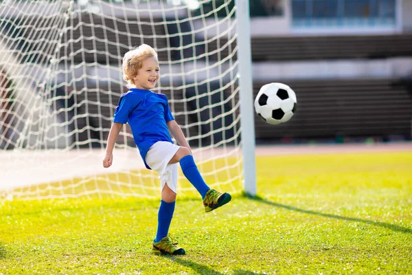 Çocuklar Stadyum Sahasında Futbol Oynarlar Çocuklar Futbol Maçında Gol Atıyor — Stok fotoğraf