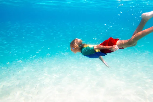 어린이 스노클링 아이들은 속에서 수영합니다 방학에 아이들 소녀가 산호초 물고기를 — 스톡 사진