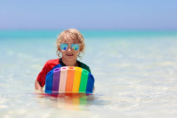 Surf Infantil Playa Tropical Vacaciones Familiares Verano Asia Los Niños —  Fotos de Stock