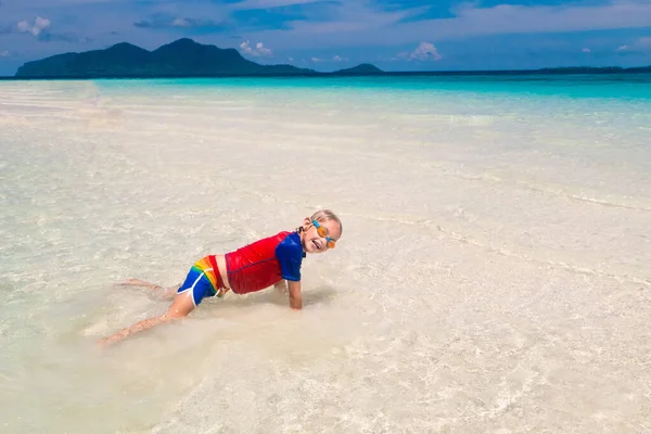 Barn Leker Tropiska Stranden Barn Simmar Och Leker Till Sjöss — Stockfoto