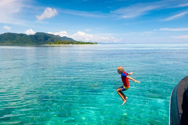 Les Enfants Sautent Dans Mer Vacances Bateau Avec Enfant Sur — Photo