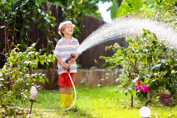 Kind Gießt Blumen Und Pflanzen Garten Kind Mit Wasserschlauch Sonnig — Stockfoto