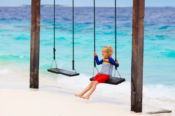 Dítě Houpačce Dítě Houpe Tropickém Ostrově Cestujte Malými Dětmi Letní — Stock fotografie