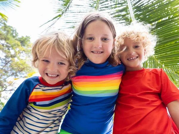 Strand Zomer Plezier Gekrulde Blonde Jongen Onder Palmboom Kinderen Spelen — Stockfoto