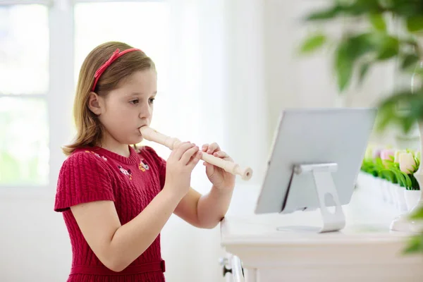 Dziecko Grające Flecie Zdalne Uczenie Się Domu Sztuka Dla Dziecka — Zdjęcie stockowe