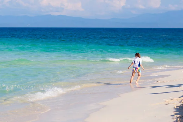 Barn Leker Tropiska Stranden Barn Simmar Och Leker Till Sjöss — Stockfoto