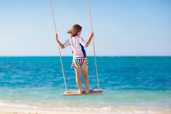 Bambino Sull Altalena Ragazzo Dondola Sulla Spiaggia Tropicale Viaggia Con — Foto Stock