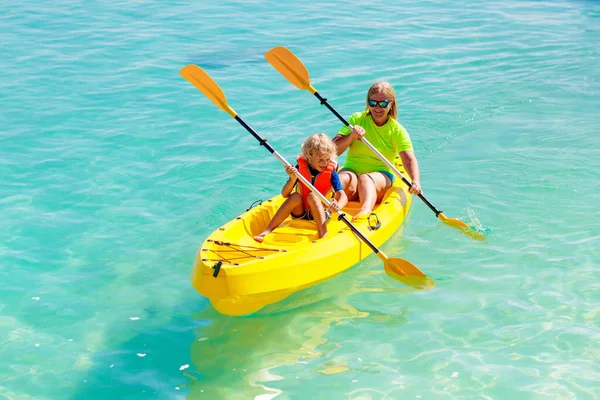 Niños Navegando Kayak Océano Niños Kayak Mar Tropical Vacaciones Activas — Foto de Stock
