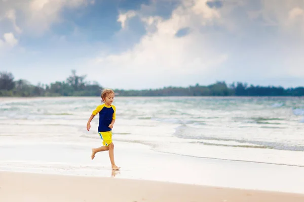 Bambini Che Giocano Sulla Spiaggia Tropicale Bambini Nuotano Giocano Mare — Foto Stock