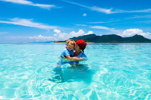 熱帯のビーチで母親と子供 家族の休暇だ お母さんと小さな男の子の子供は 熱帯の島の透き通った海でシュノーケリングと水泳を楽しんでいます 若い子供たちと一緒に旅行する アジアにおける夏休み — ストック写真