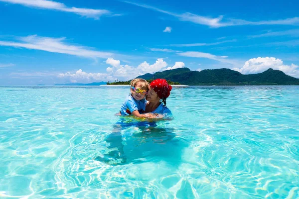 Madre Hijo Playa Tropical Vacaciones Familiares Mamá Niño Disfrutan Buceando —  Fotos de Stock