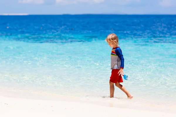 孩子们在热带海滩玩耍 孩子们在暑假时在海上游泳和玩耍 沙子和水的乐趣 防晒幼儿 小男孩在海滨跑来跑去 — 图库照片
