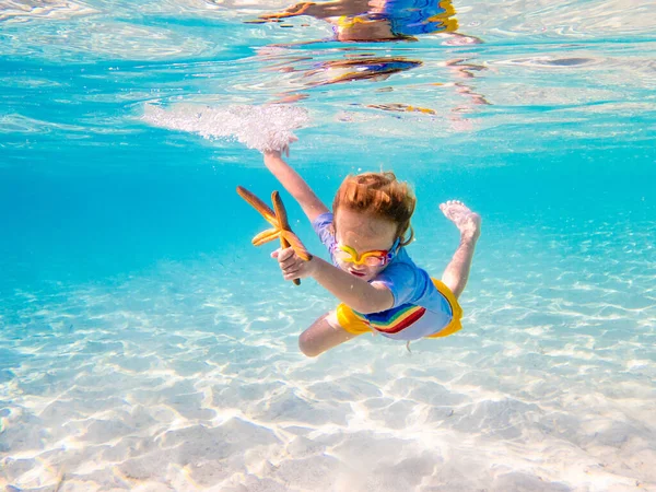 子供のシュノーケリング 子供たちは水中で泳ぐ ビーチや子供と海の夏休み サンゴ礁の魚を見ている小さな男の子 エキゾチックな島の海洋生物 子供の水泳やシュノーケリングやマスクとダイビング — ストック写真