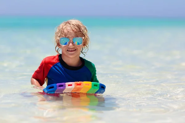Kinder Surfen Tropischen Strand Sommerurlaub Für Familien Asien Kinder Schwimmen — Stockfoto