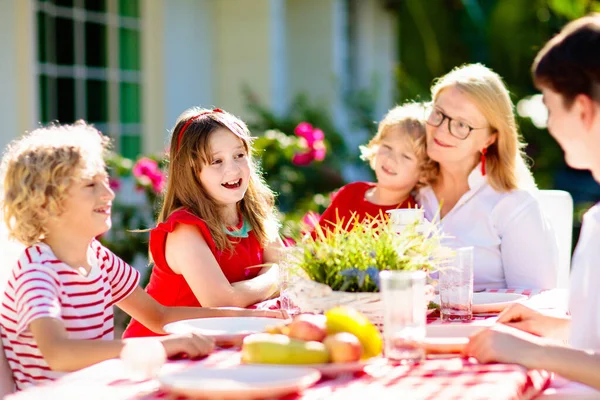 Famille Manger Extérieur Jardin Été Amusant Barbecue Dans Cour Ensoleillée — Photo