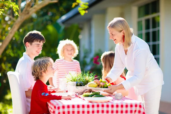 Die Familie Isst Freien Gartensommerspaß Grillen Sonnigen Hinterhof Großmutter Und — Stockfoto