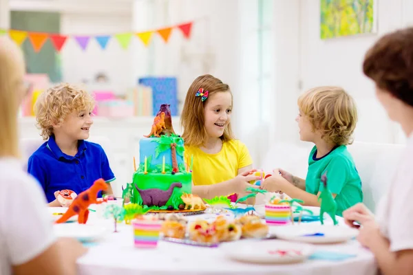 Festa Compleanno Bambini Torta Tema Dinosauro Bambina Che Soffia Candele — Foto Stock