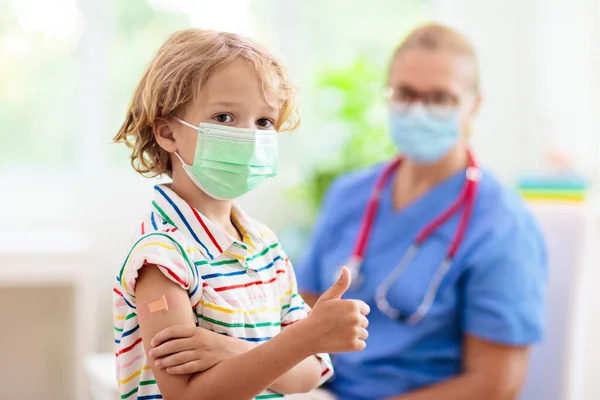 Covid Aşısından Sonra Doktor Kliniğindeki Çocuk Kolunda Koronavirüs Aşısı Olan — Stok fotoğraf