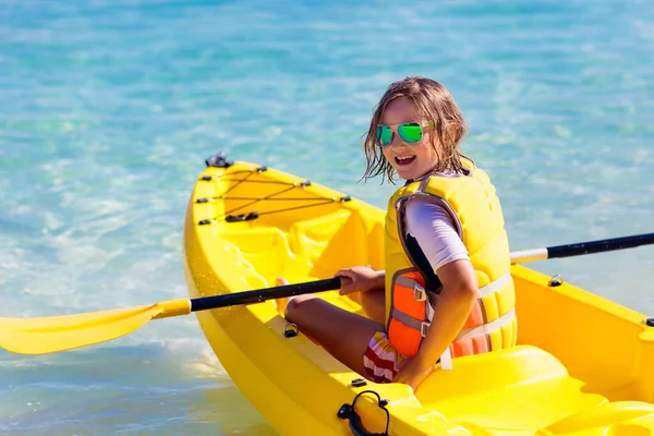 子供たちは海でカヤック 熱帯の海でカヤックの子供たち 若い子供とのアクティブな休暇 美しいビーチでカヌーの女の子 就学前の子供との休日の活動 家族の水の楽しみ — ストック写真