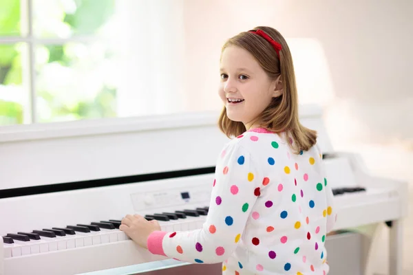 Barn Leker Piano Barn Spelar Musik Klassisk Utbildning För Barn — Stockfoto