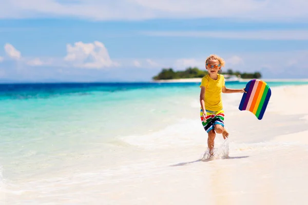 Barnsurfing Tropisk Strand Familjesemester Asien Barn Simmar Havsvatten Grabben Surfbrädet — Stockfoto