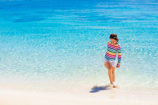 Barn Leker Tropiska Stranden Barn Simmar Och Leker Till Sjöss — Stockfoto