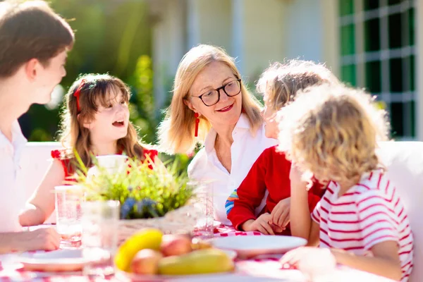 Famille Manger Extérieur Jardin Été Amusant Barbecue Dans Cour Ensoleillée — Photo