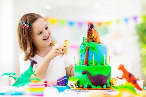 Fiesta Cumpleaños Niños Pastel Temático Dinosaurios Niña Soplando Velas Abriendo —  Fotos de Stock