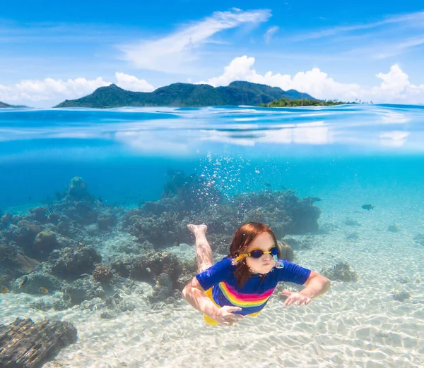 Dětské Šnorchlování Děti Plavou Pod Vodou Pláž Moře Letní Dovolená — Stock fotografie