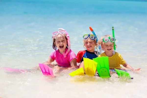 子供のシュノーケリング ビーチの楽しみ エキゾチックな島の家族の夏休みに熱帯の海でシュノーケリングをする子供たち マスクとフィン付きの子供 子供と一緒に旅行 小さな男の子と女の子のダイビングを学ぶ ダイビング休暇 — ストック写真