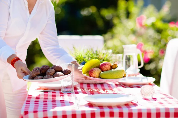 Mujer Poniendo Mesa Aire Libre Jardín Verano Divertido Barbacoa Soleado — Foto de Stock