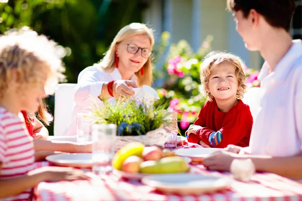 Aile Dışarıda Yemek Yiyor Bahçe Yazı Eğlencesi Güneşli Arka Bahçede — Stok fotoğraf