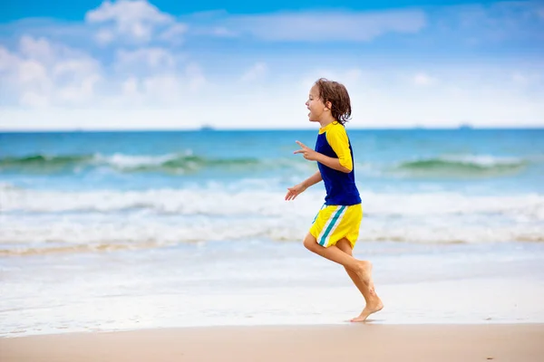 孩子们在热带海滩玩耍 孩子们在暑假时在海上游泳和玩耍 沙子和水的乐趣 小孩在海滨跑来跑去 — 图库照片