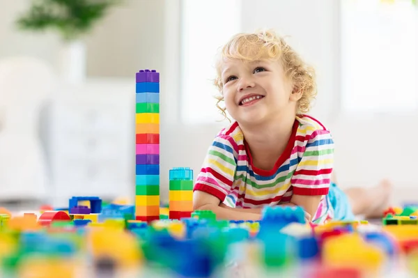 Criança Brincando Com Blocos Brinquedo Coloridos Menino Edifício Torre Casa — Fotografia de Stock