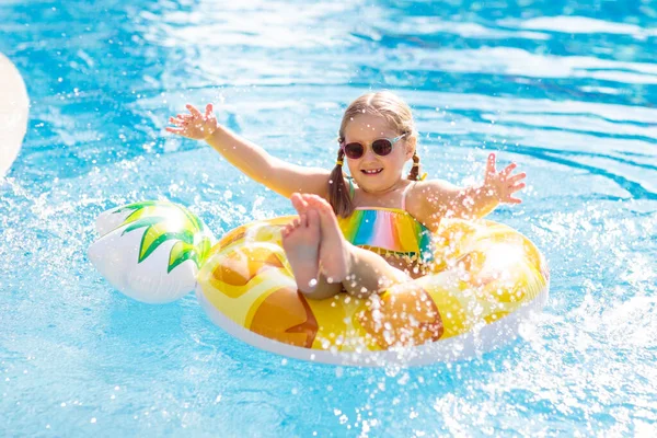 Kind Met Opblaasbare Ananas Speelgoedring Drijft Zwembad Meisje Dat Leert — Stockfoto