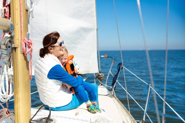 Moeder Zoontje Varen Een Jacht Zee Familie Zeilen Boot Mam — Stockfoto